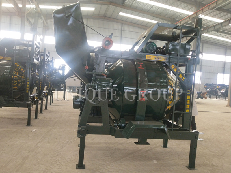 concrete mixer with lift.jpg